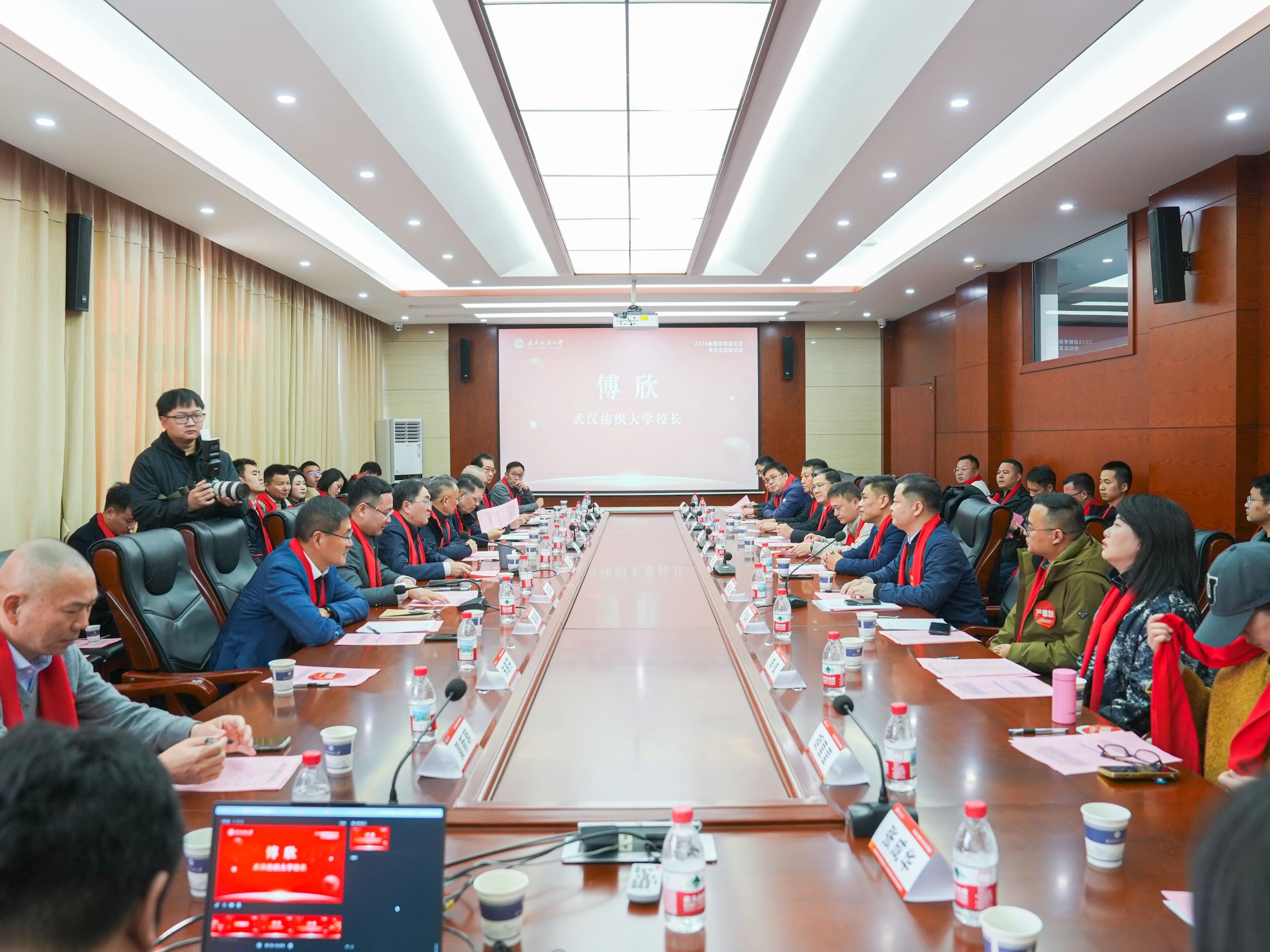 武汉纺织大学武汉校友会2026年会举办 武汉校促会应邀出席并致辞